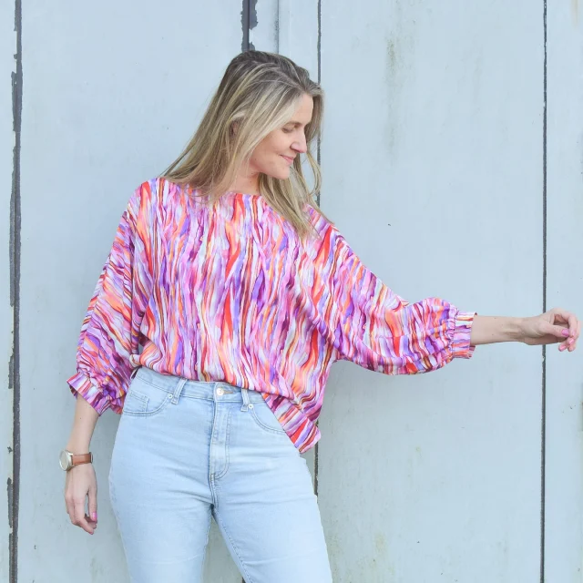 Spring is calling, and I answered with this colorful Vita blouse! ☀️
This one is the version with 3/4 gathered sleeves and cuffs.
I made it using this gorgeous fabric which makes me look forward to the coming season 🤗. 
Perfect for brightening up any day, right?
Have a great weekend! 🩷
.
#sewing #isew #selfishsewing #vitablouse #imakemyclothes #naaienisleuk #naaien #nähen#cousumain #faitmain #creativejourney #coutureaddict #patterndesigner #jeportecequejecouds #_beletoile_