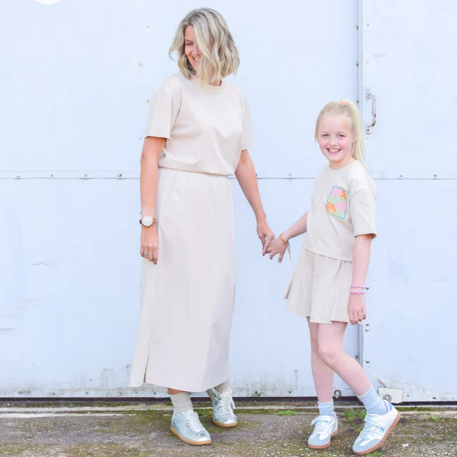 FREE: straight skirt (for adults) and flared shorts (for kids)! 🥰
When you buy our #lolaloungewearset pattern, you get this digital add-on for free, yay 🤗.
Perfect for combining with the Lola shirt, for even more co-ord set fun!
It comes with the digital and printed version of the Lola set, also when you buy your printed in fabric stores.
It’s been a crazy (!) launch day, I can’t thank you enough for your enthousiasm about the new pattern, sweet comments and orders 🥰🥰🥰
Have a great evening!
Fabric: 100% cotton t-shirt fabric 
.
#sewing #isew #selfishsewing #lolaloungewearset #twinning #freeaddon #imakemyclothes #naaienisleuk #naaien #nähen #cousumain #faitmain #creativejourney #coutureaddict #patterndesigner #ootd #jeportecequejecouds #_beletoile_