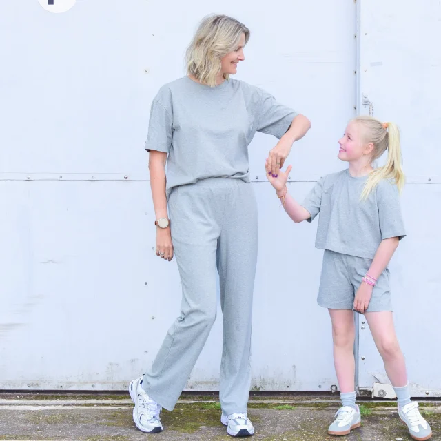 Lola loungewear set: pattern launch 🤗
It’s the perfect sewing pattern for comfy and stylish home or casual wear!
Go for a shirt (round neck or V-neck + short or long sleeves) with pants or shorts, just what you feel like 😉.
It includes adult sites 32-54 and you get the full kids pattern (sizes 92-164) for free!
The pattern is available in digital pdf version (A4/letter, A0 + projector files) and as printed pattern (Dutch only).
I could’t stop after drawing this set, and also added a fashionable midi skirt for women and playful flared shorts for kids.
You get these digital add-ons for free with the first 500 pdf pattern and first 1000 copies of the printed pattern, yay!
So excited to hear what you think 🫶🏻
Fabric: 100% cotton t-shirt fabric which @knipidee_fabrics had produced after I asked them if they had ‘real’ t-shirt fabric, so cool!
.
#sewing #isew #selfishsewing #lolapattern #lolaloungewearset #imakemyclothes #naaienisleuk #naaien #nähen #cousumain #faitmain #twinningiswinning #creativejourney #coutureaddict #patterndesigner #ootd #jeportecequejecouds #_beletoile_